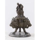 Calamaio in bronzo. Italia, XIX secolo. Presenta teste di caprone sormontate da putto con leone.
