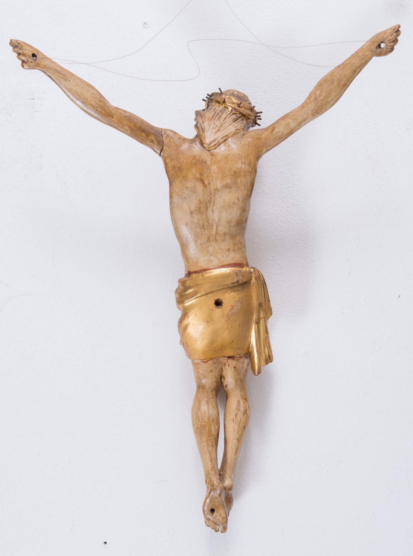 Antico Cristo in legno. Intagliato, dorato e laccato. Cm 44x31. - Image 2 of 2