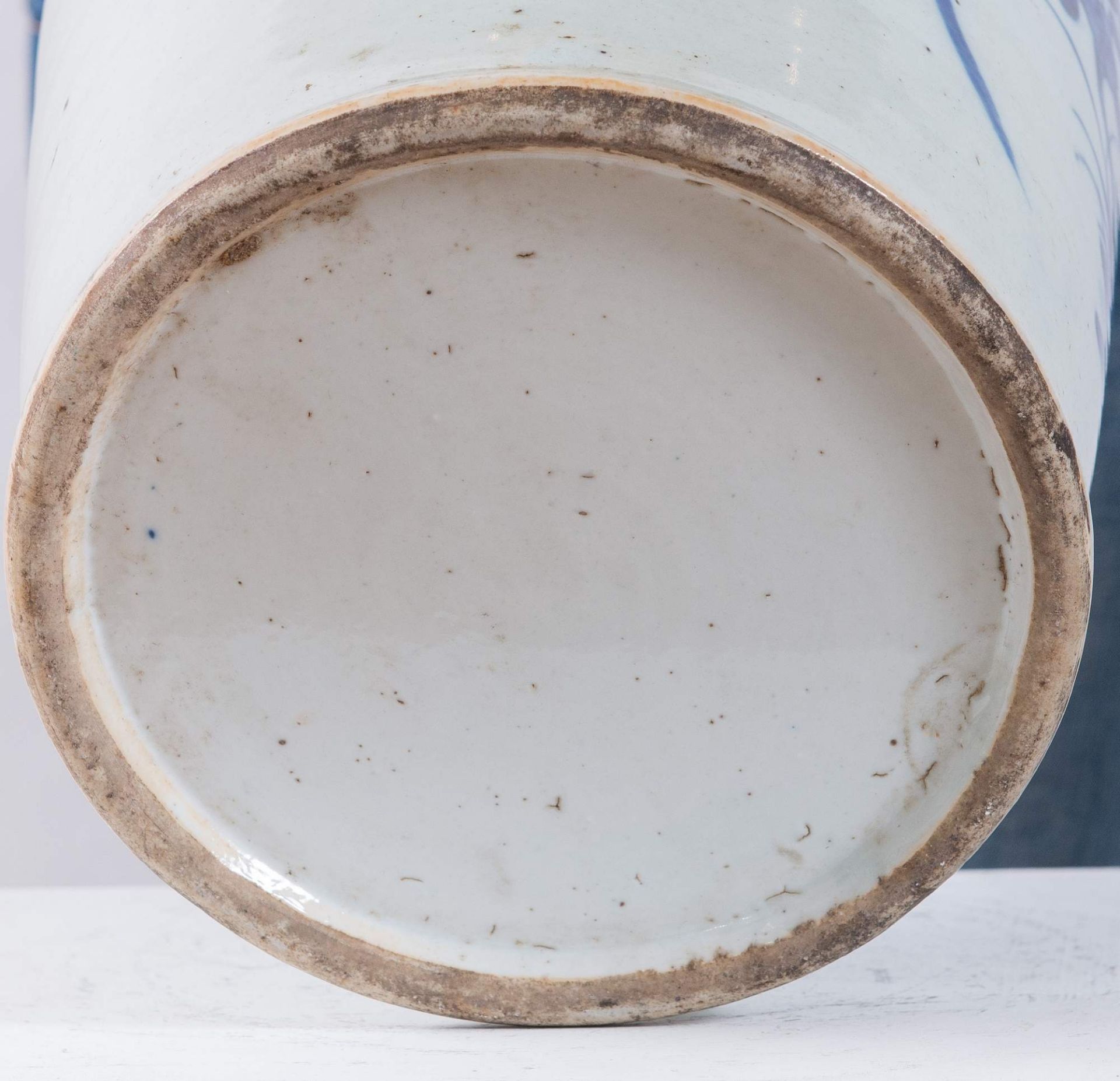 Vaso in porcellana nei toni del blu. Cina, XIX secolo. H. cm 58,5; diametro cm 22,5. - Bild 4 aus 4