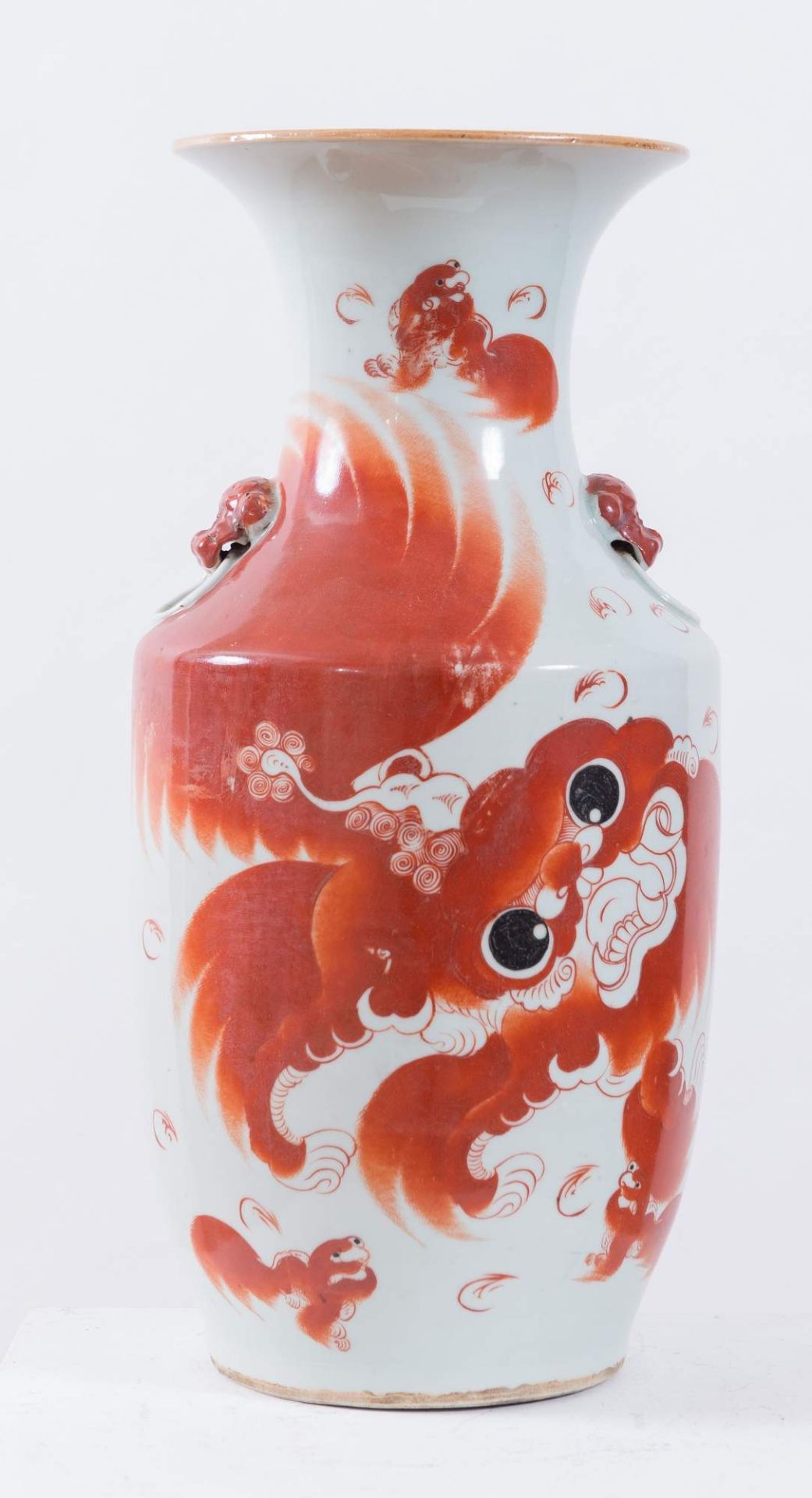 Vaso in porcellana policroma, con cane di Fo. Cina, XIX secolo. H. cm 42; diametro cm 20.