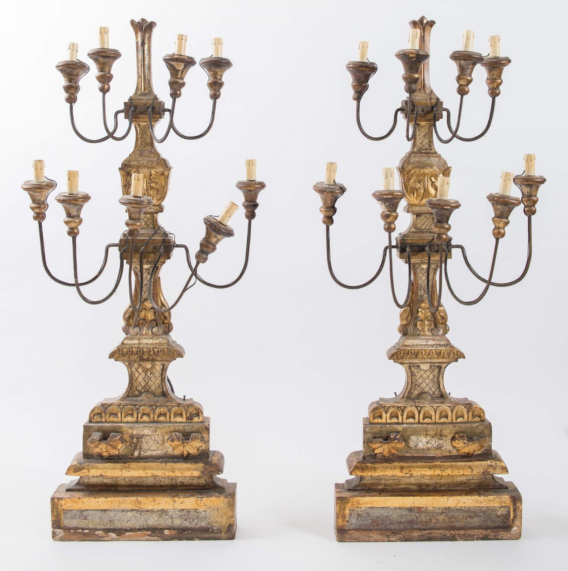 Coppia di grandi candelabri in legno intagliato e dorato. Toscana, ultimo quarto del XVIII secolo.