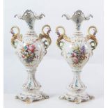 Coppia di vasi. Nove di Bassano del Grappa, metà del XIX secolo. Recano manici a guisa di drago e