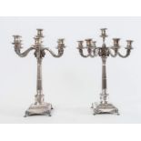 Coppia di candelabri a sette fiamme in argento 800. Sul bordo inferiore recano punzoni: 800, 1823