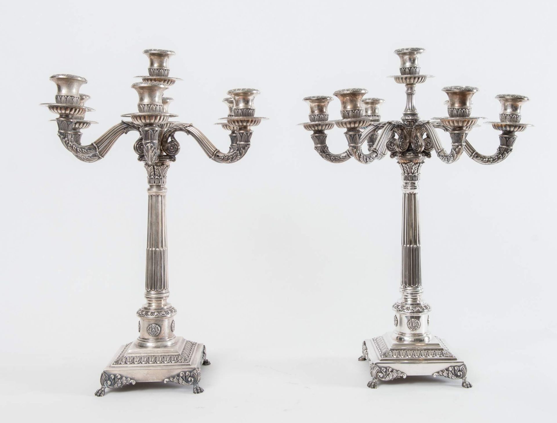 Coppia di candelabri a sette fiamme in argento 800. Sul bordo inferiore recano punzoni: 800, 1823