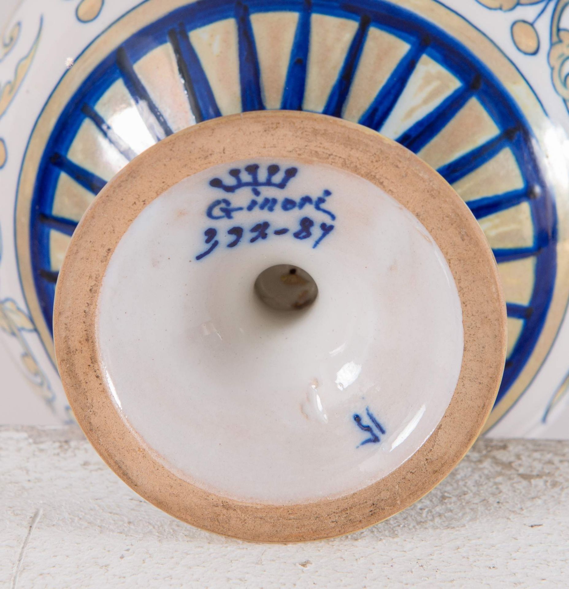 RICHARD GINORI, XX secolo. Piccolo vaso ad ampolla in ceramica policroma. H. cm 15, diametro cm 11, - Bild 3 aus 3
