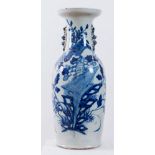 Vaso in porcellana nei toni del blu. Cina, XIX secolo. H. cm 58,5; diametro cm 22,5.