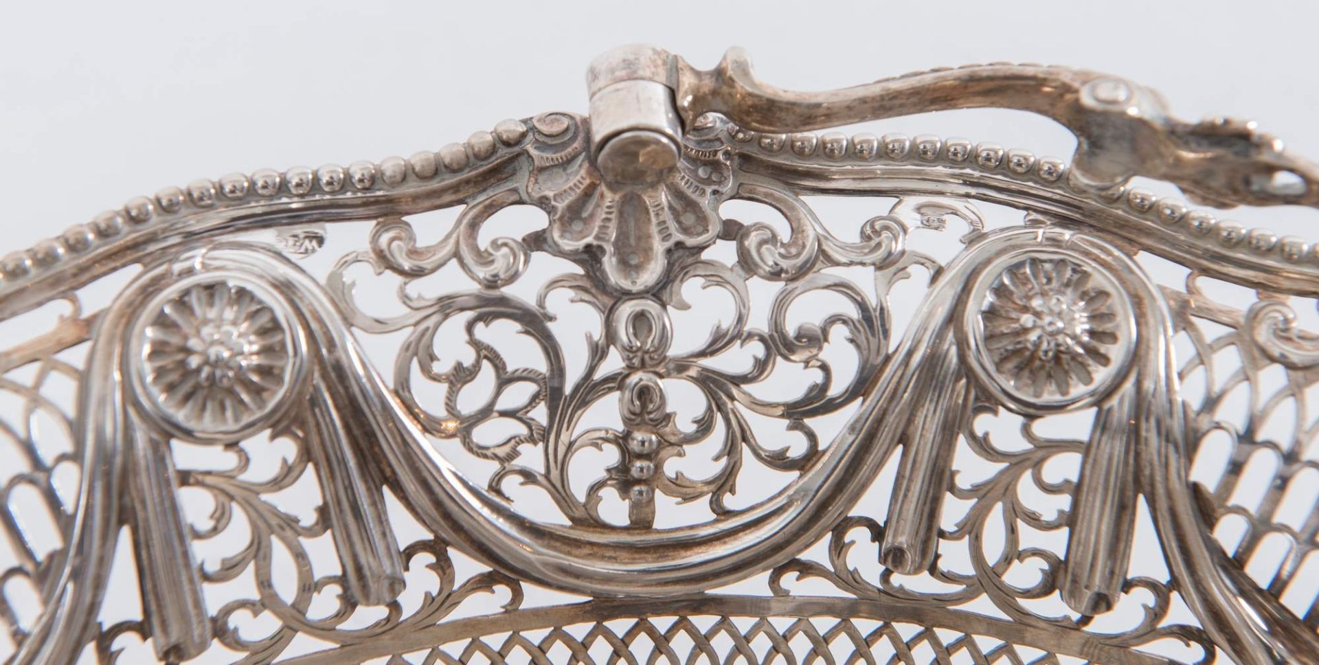 Argentiere inglese W.F/W.I, Londra, 1774?. Centrotavola/cesta in argento. Sul bordo superiore ornato - Image 4 of 4