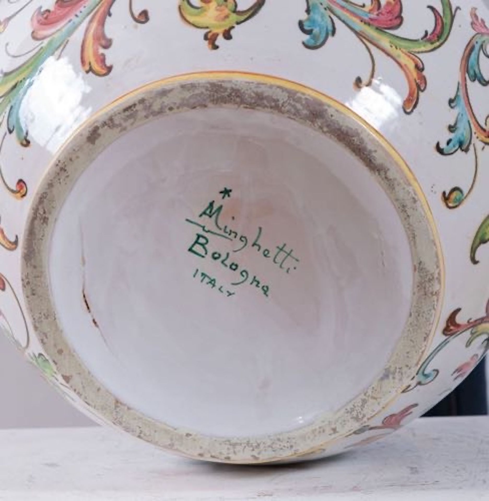 ANGELO MINGHETTI, Bologna, XX secolo. Vaso in ceramica policroma. H. cm 40; diametro cm 25. Sotto la - Bild 4 aus 4