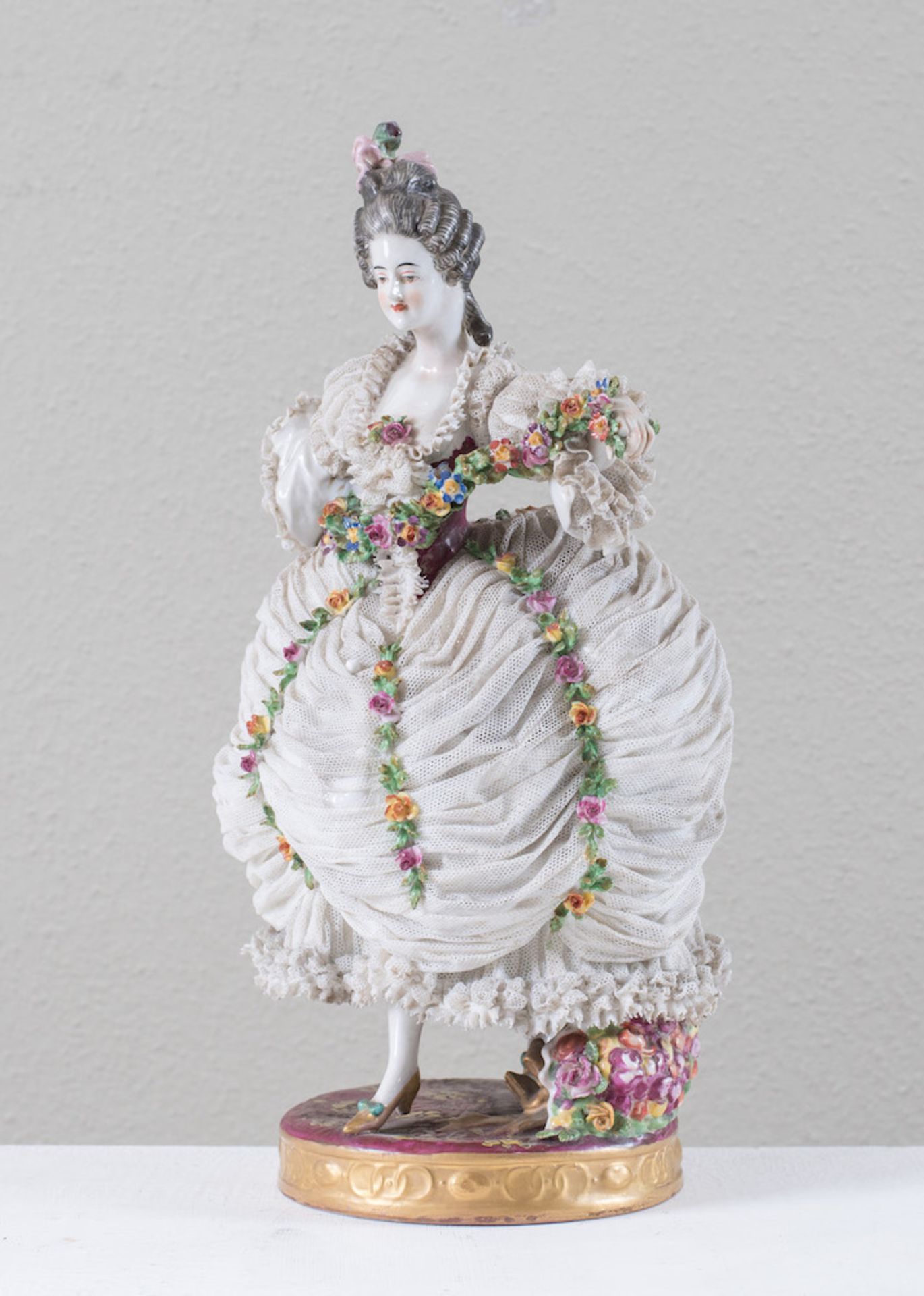 "Dama". Statua in porcellana policroma. Prima metà del XX secolo. Reca sigla CC al retro. Cm 27,5x17 - Bild 2 aus 4