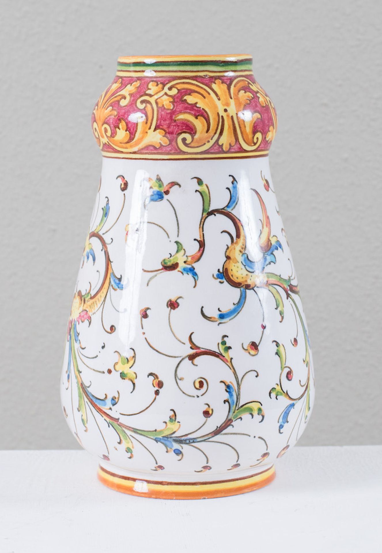 ANGELO MINGHETTI, Bologna, XX secolo. Vaso in porcellana policroma. Cm 20x11x11.