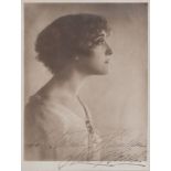 Fotografia in bianco e nero dell'attrice Lyda Borelli (1884-1959), con autografo. Cm 26x20