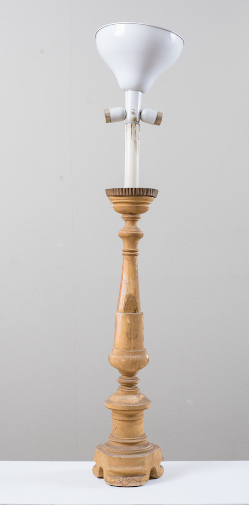 Candelabro in legno intagliato e dorato con lampada. XIX secolo. Candelabro: cm 80x19x17.