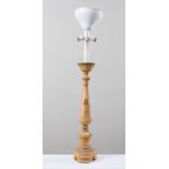 Candelabro in legno intagliato e dorato con lampada. XIX secolo. Candelabro: cm 80x19x17.