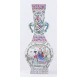Vaso cinese rettangolare. Cina, XX secolo. Cm 48x18,5x18,5.