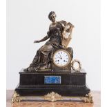 Grande orologio. XIX secolo. Reca figura in bronzo parzialmente argentato, raffigurante l'