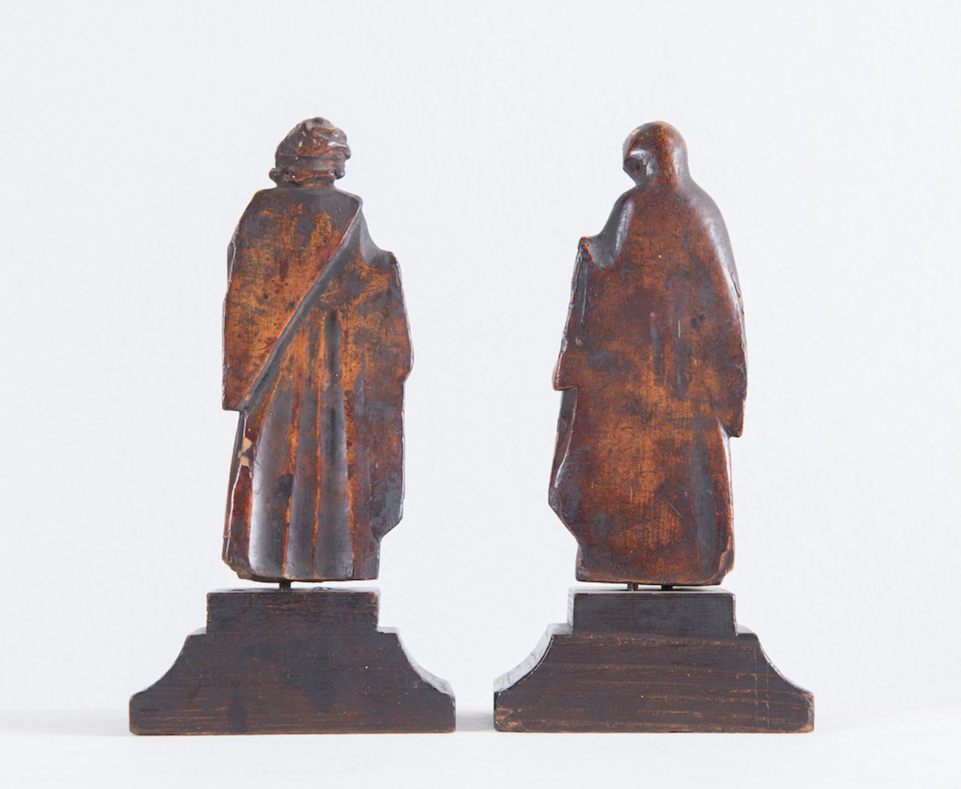 Coppia di statue in legno. XVII secolo. Originariamente parte di ciborio. Rispettivamente di cm 19, - Image 2 of 2