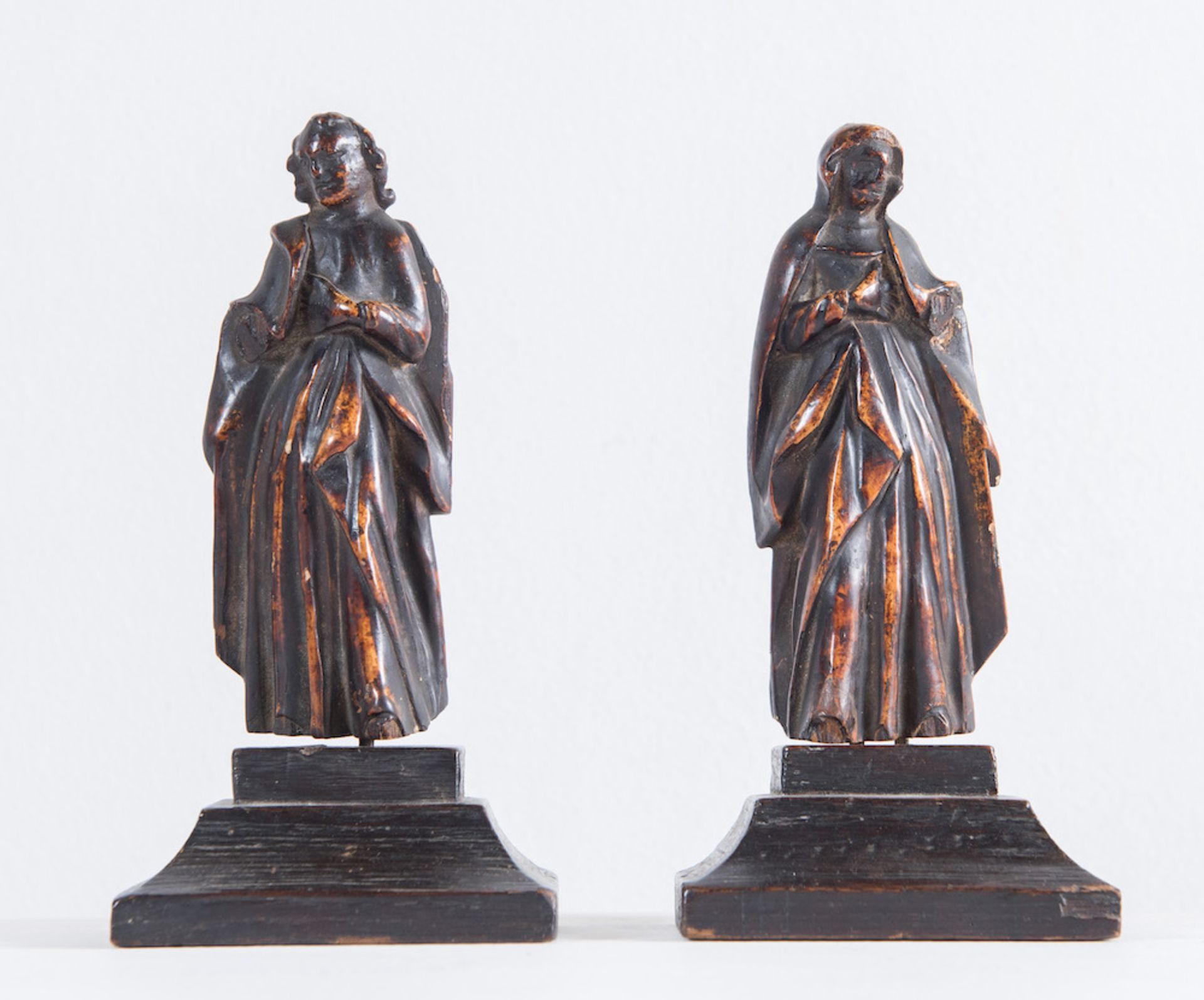 Coppia di statue in legno. XVII secolo. Originariamente parte di ciborio. Rispettivamente di cm 19,5
