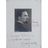 Fotografia in bianco e nero del politico Dino Grandi (1895-1988), con autografo. Cm 32x23