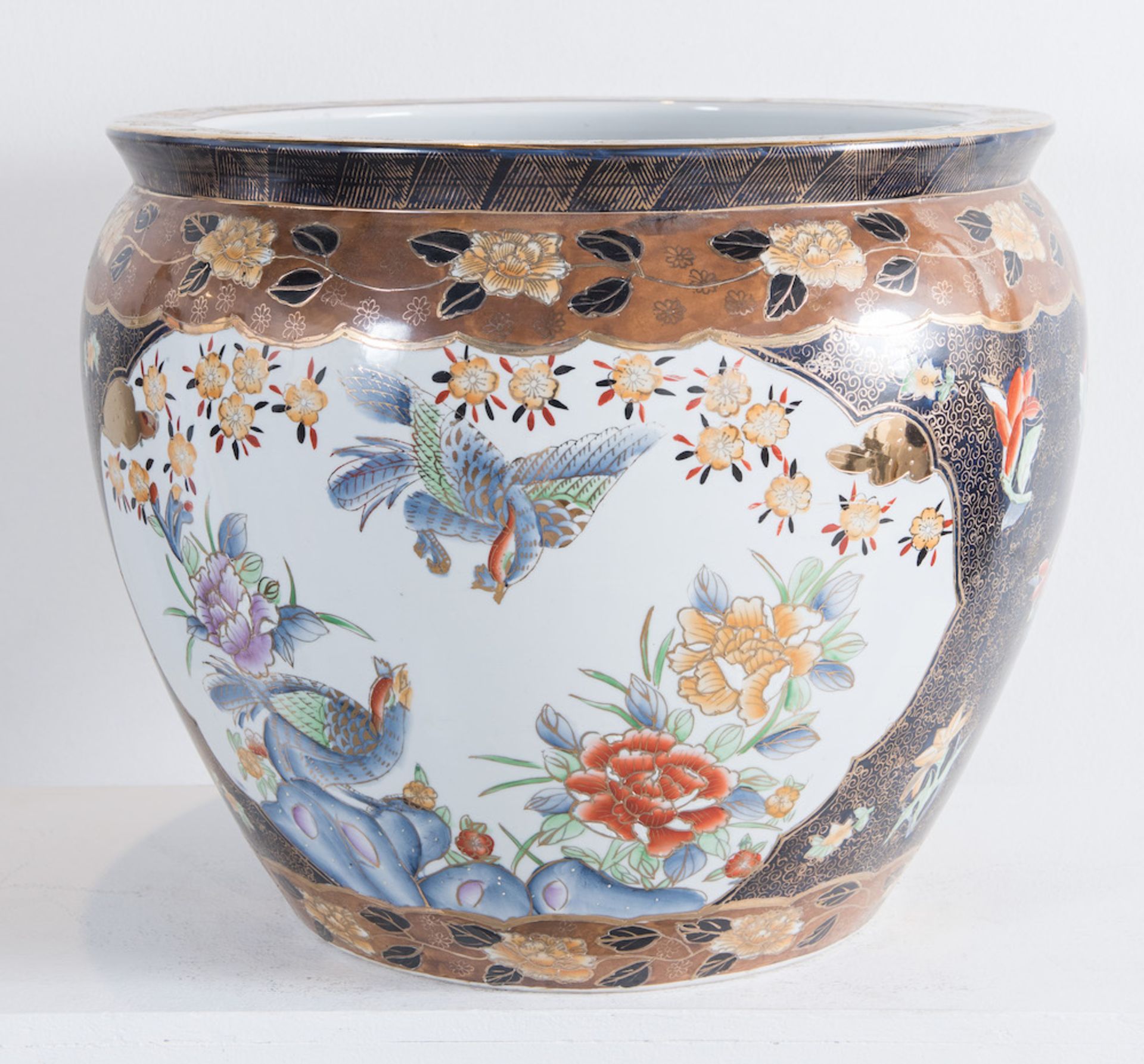 Grande cachepot in porcellana. Cina, XX secolo. Reca scene di fiori e uccelli. H. cm 44,5; diametro: - Bild 2 aus 5
