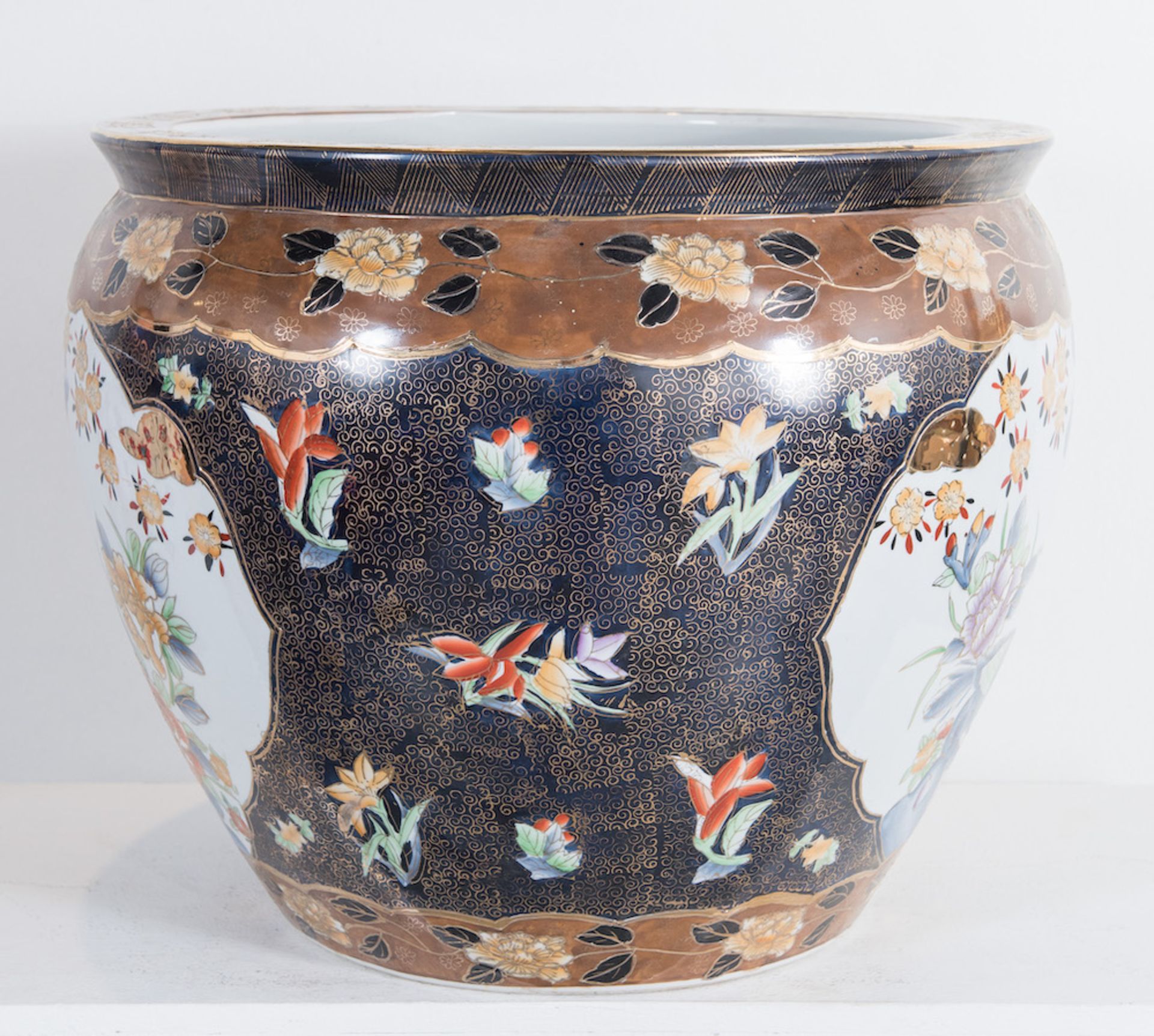 Grande cachepot in porcellana. Cina, XX secolo. Reca scene di fiori e uccelli. H. cm 44,5; diametro: - Bild 4 aus 5