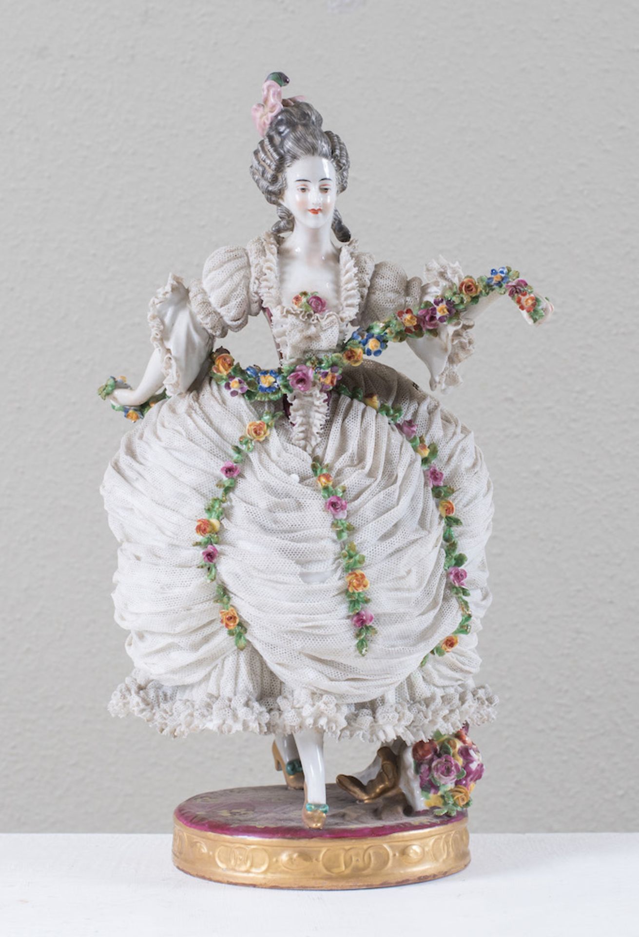 "Dama". Statua in porcellana policroma. Prima metà del XX secolo. Reca sigla CC al retro. Cm 27,5x17