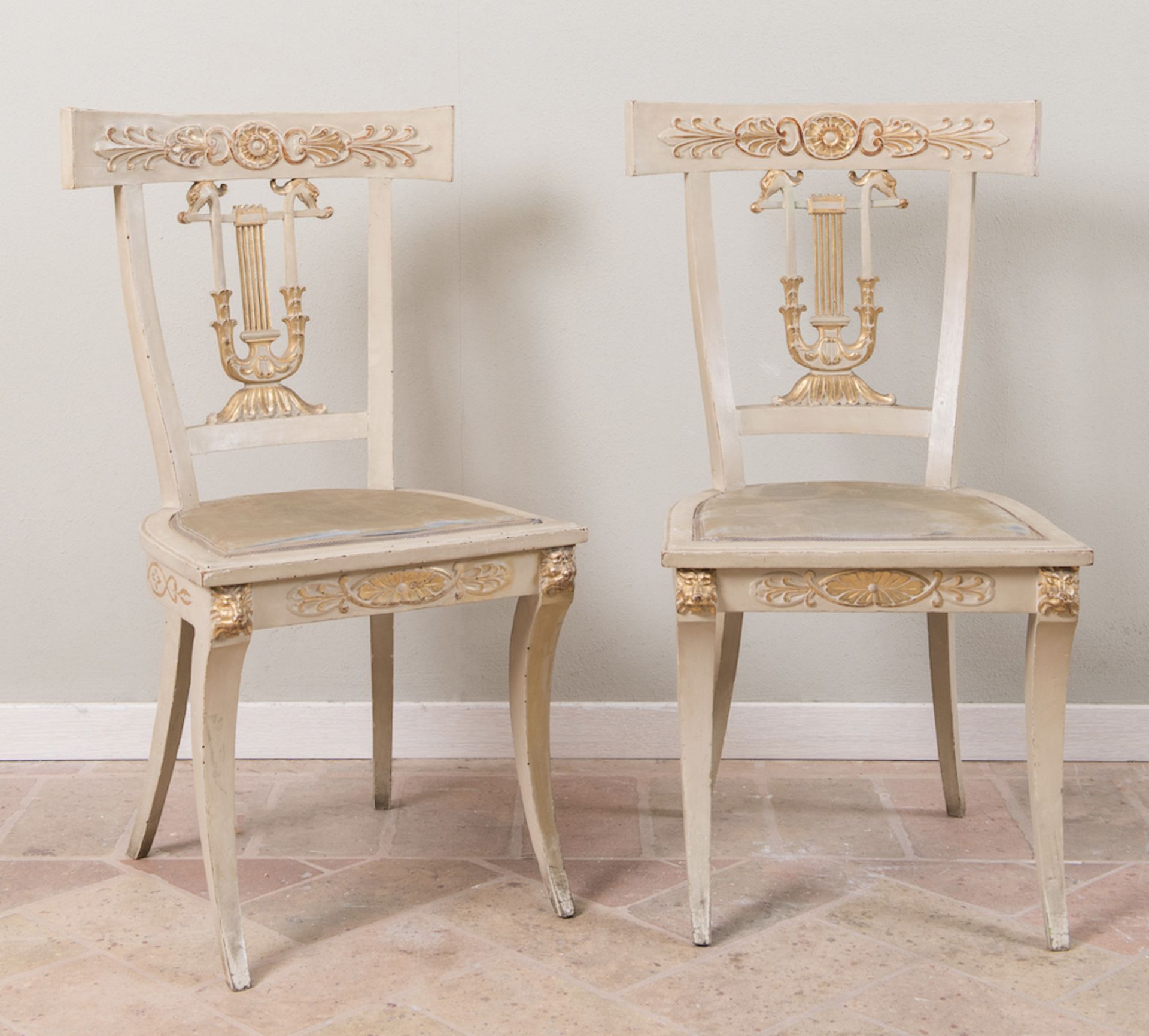 Coppia di sedie. Toscana, XIX secolo. Realizzate in noce laccato e dorato. Cm 85x49x46. 