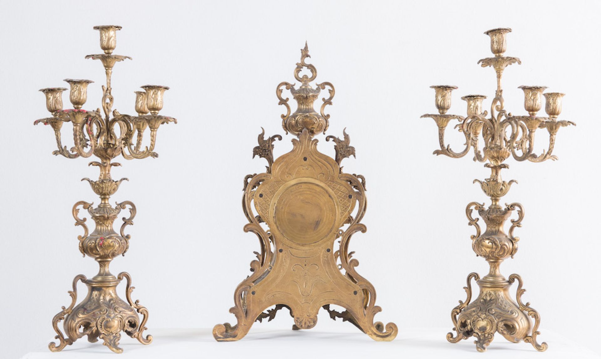 Trittico in bronzo, composto da coppia di candelabri e orologio. Di gusto Luigi XV, realizzata - Image 2 of 2