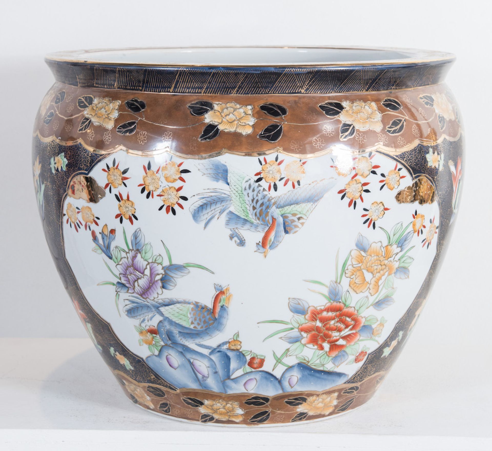 Grande cachepot in porcellana. Cina, XX secolo. Reca scene di fiori e uccelli. H. cm 44,5; diametro: - Bild 5 aus 5