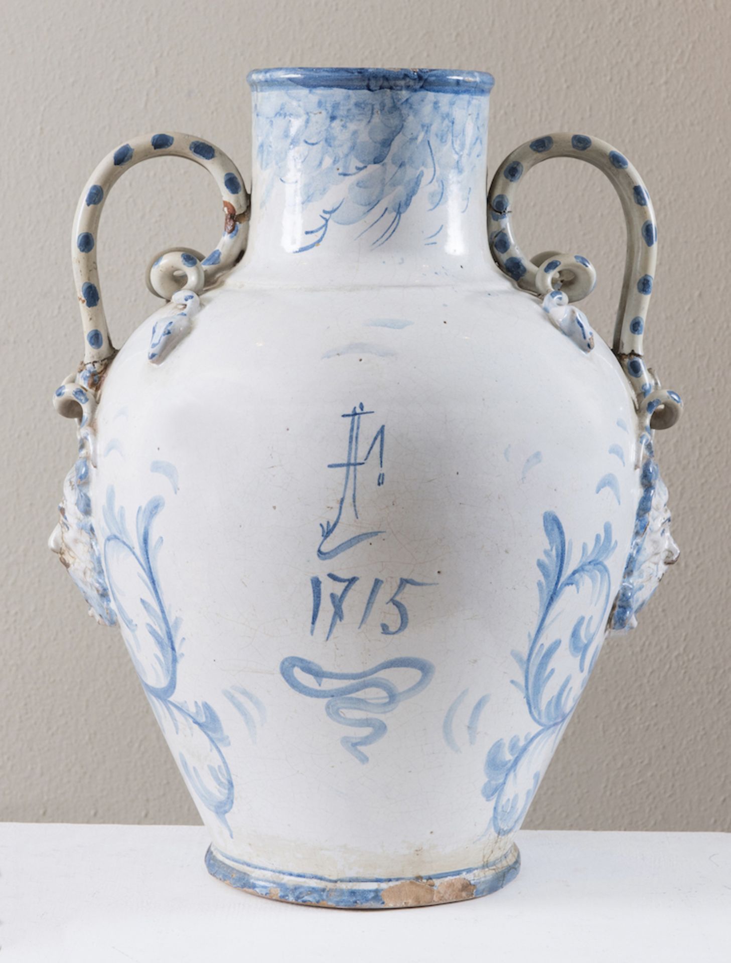Vaso in maiolica policroma. Savona, XVIII secolo. Cm 46x37x33. (Difetti restauri e rotture) - Bild 3 aus 3