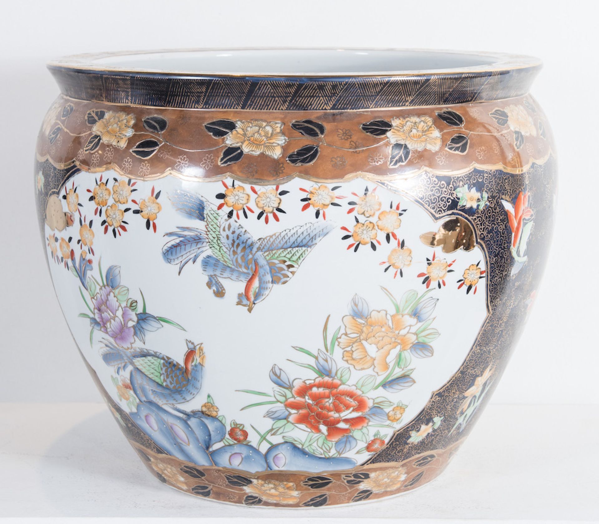 Grande cachepot in porcellana. Cina, XX secolo. Reca scene di fiori e uccelli. H. cm 44,5; diametro: - Bild 3 aus 5