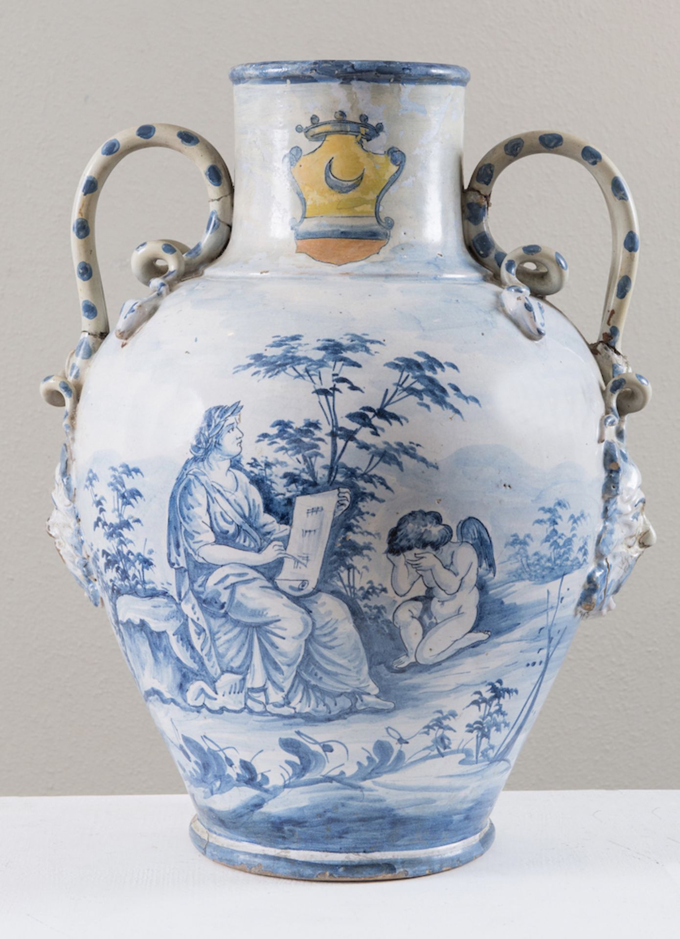 Vaso in maiolica policroma. Savona, XVIII secolo. Cm 46x37x33. (Difetti restauri e rotture)