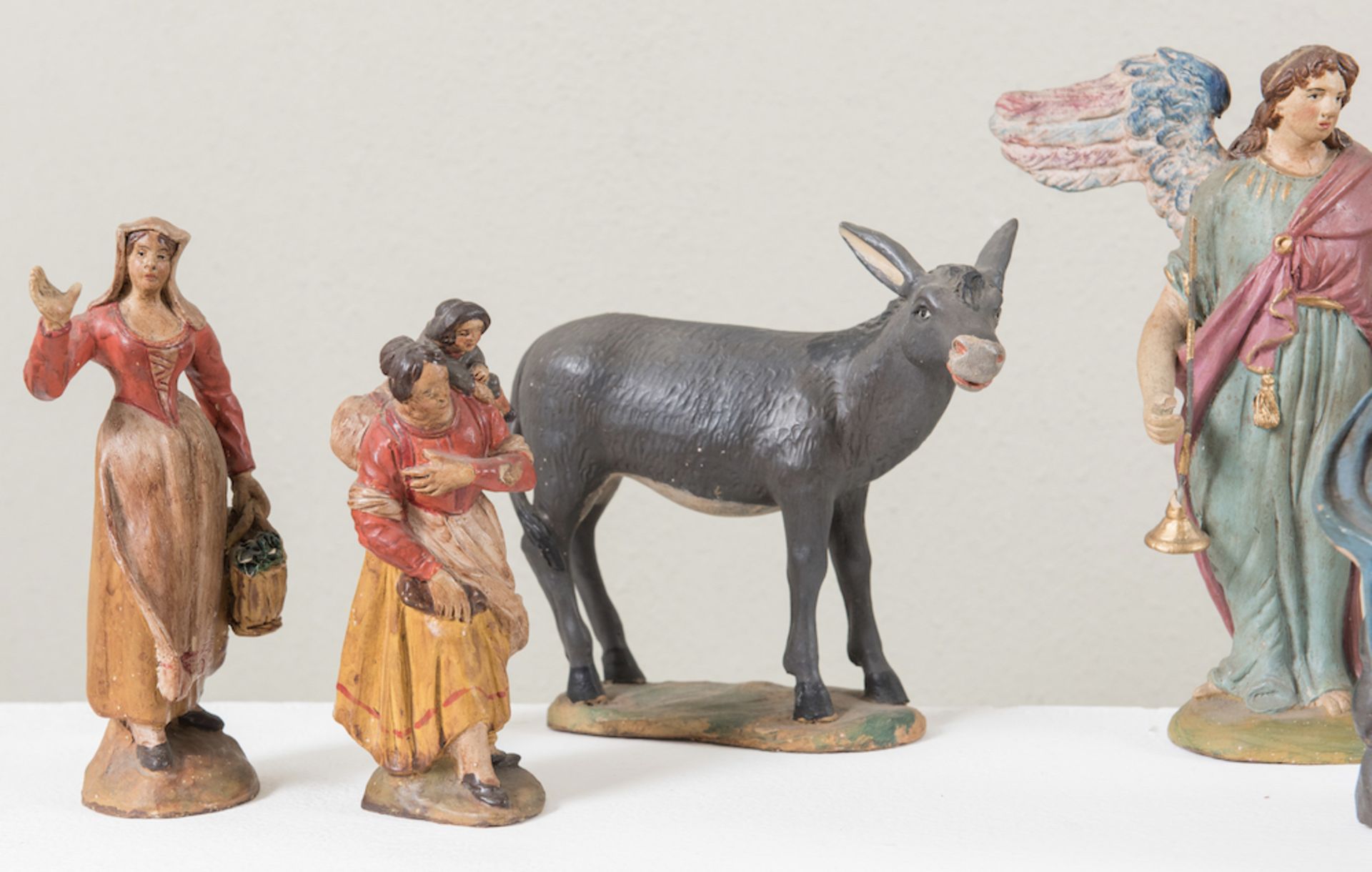 Lotto composto da 42 statuine da presepe. Bologna, XX secolo. H massima: cm 20,5. (difetti e rotture - Bild 2 aus 16