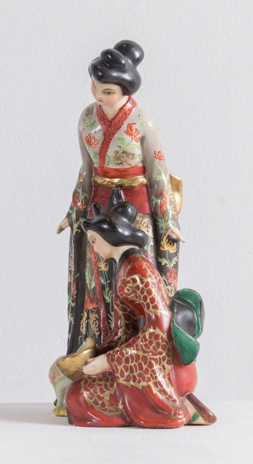 GUIDO CACCIAPUOTI, XX secolo. "Geishe". Scultura in ceramica smaltata. Cm 30x16x13,5. Sotto la base  - Bild 2 aus 4