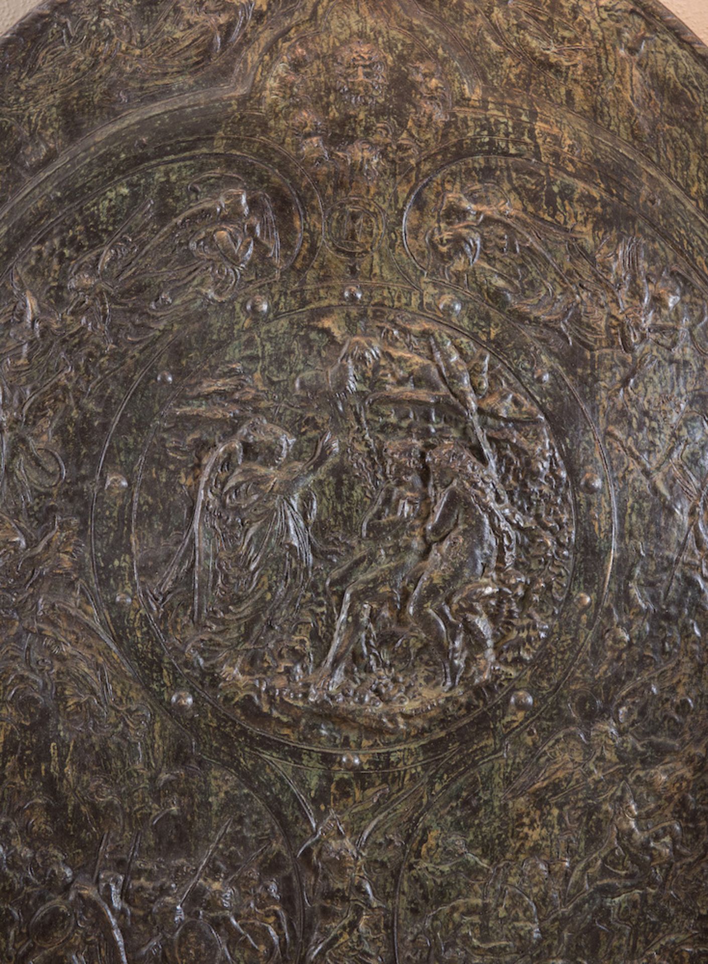 Scudo in terracotta patinata bronzo. Italia, XX secolo. Reca scena centrale raffigurante la cacciata - Bild 2 aus 3