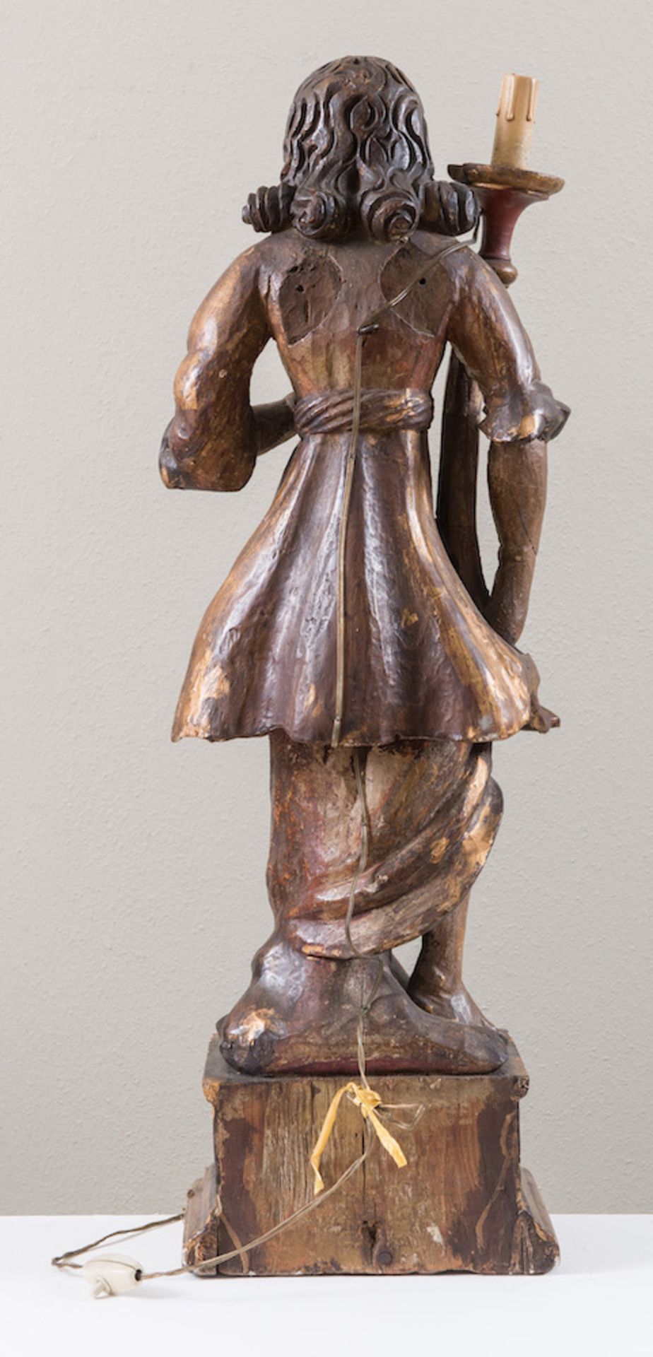 Angelo reggicero, in legno intagliato e dorato. Italia centrale, XVII secolo. Cm 79x26,5x19. - Bild 2 aus 2