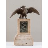 "Aquila". Inizi del XX secolo. Scultura in ferro nichelato su base marmorea bianco di carrara con