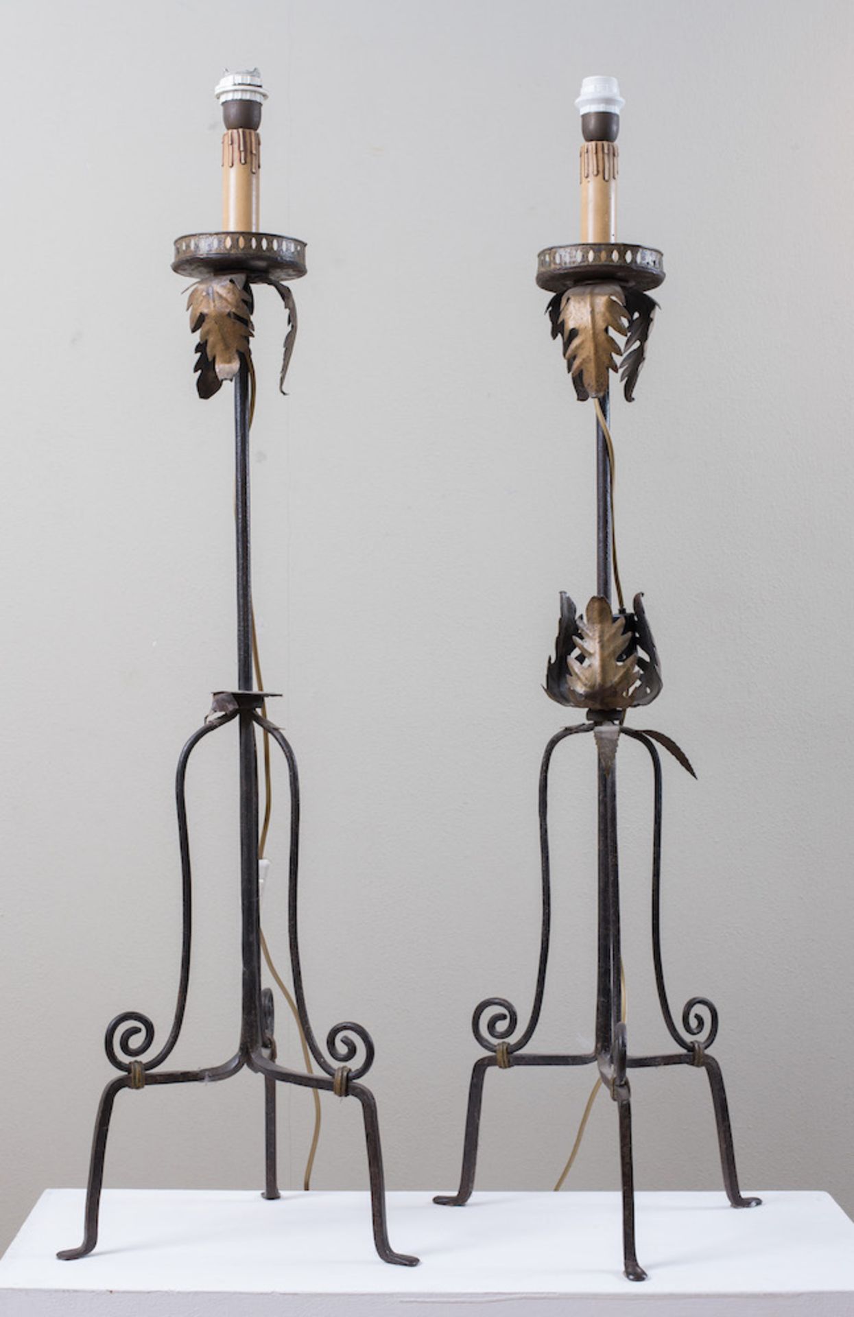 Coppia di candelabri in ferro forgiato e sbalzato. XVII secolo. Cm 124x24x24 - Bild 2 aus 2