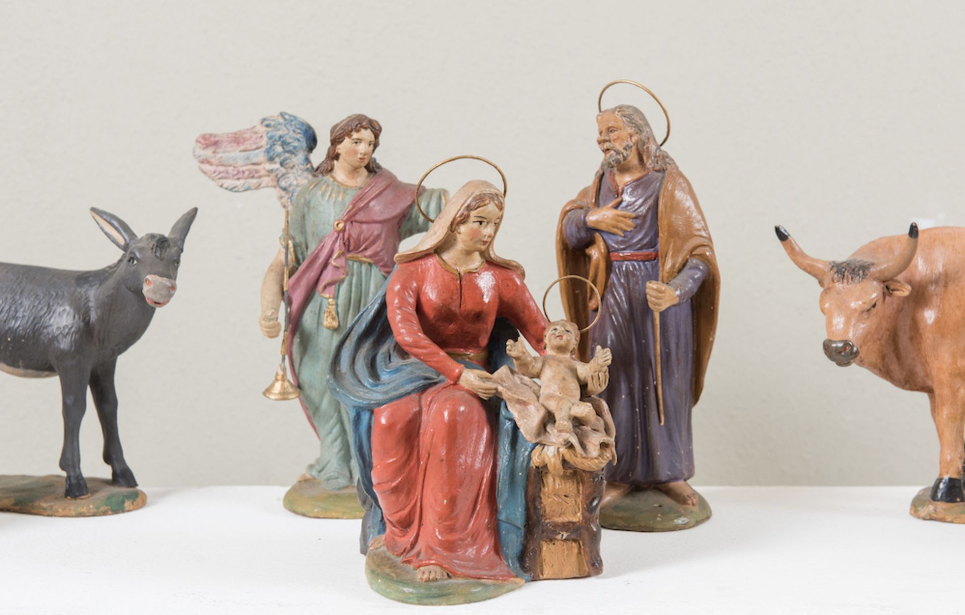 Lotto composto da 42 statuine da presepe. Bologna, XX secolo. H massima: cm 20,5. (difetti e rotture