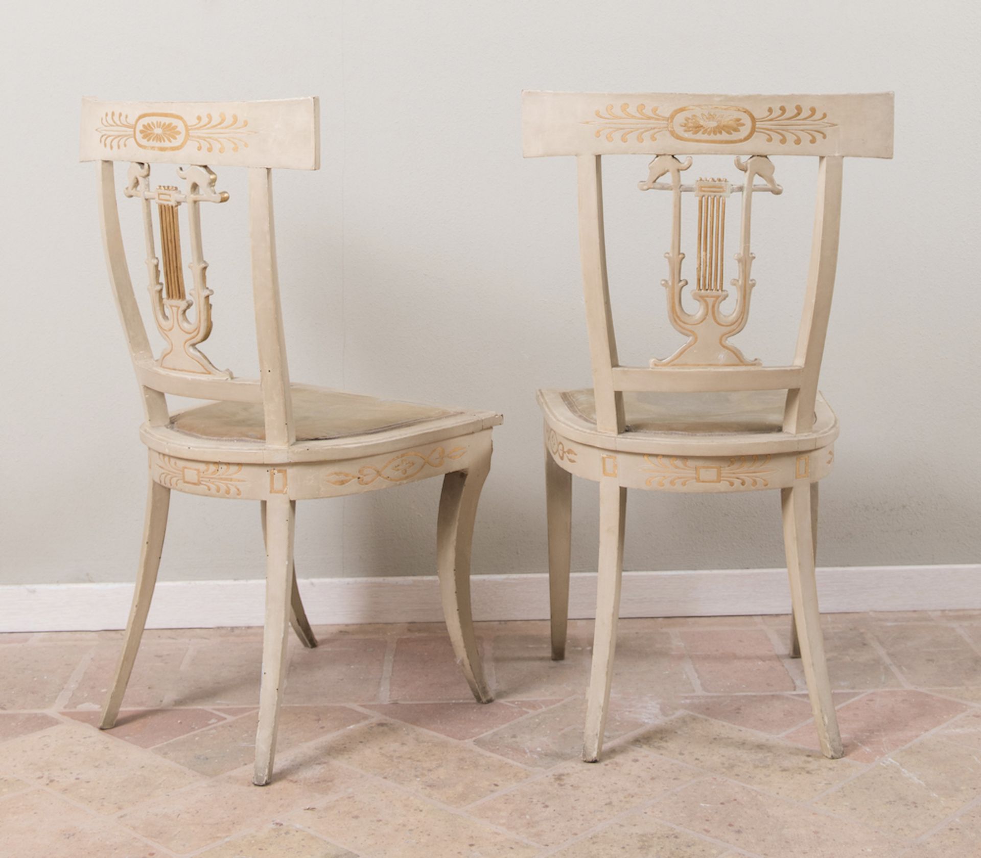 Coppia di sedie. Toscana, XIX secolo. Realizzate in noce laccato e dorato. Cm 85x49x46.  - Bild 2 aus 2