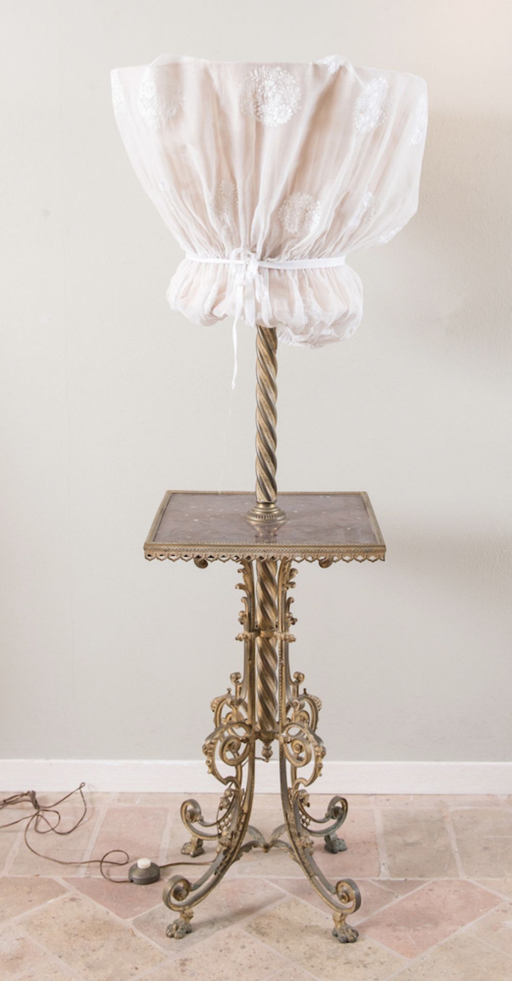Lampada con tavolino. Fine XIX secolo. Realizzata in ottone dorato con piano in marmo rosso. Cm 161x - Bild 2 aus 2