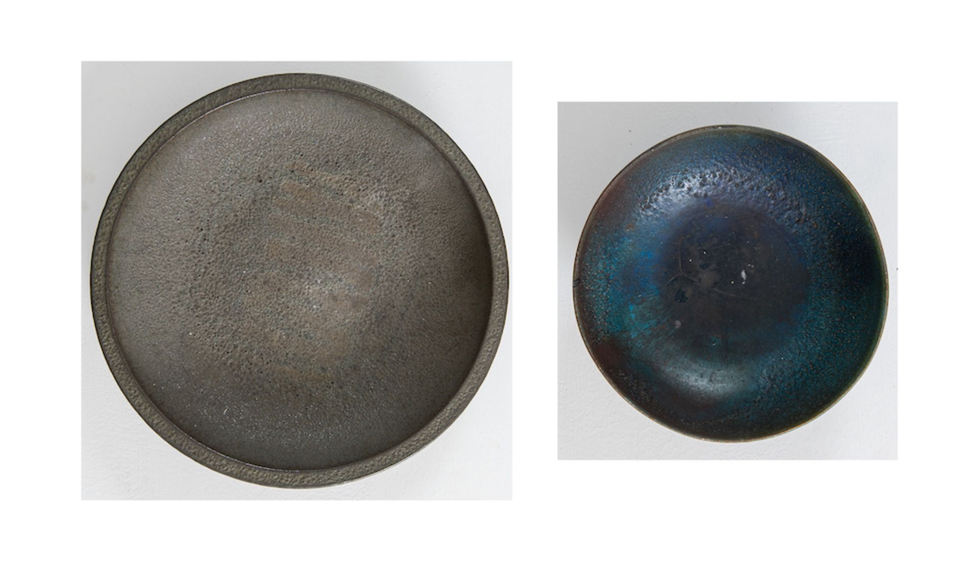 CARLO ZAULI, attr. Coppia di due piatti in ceramica policroma. Rispettivamente di diametro: cm 30,5 