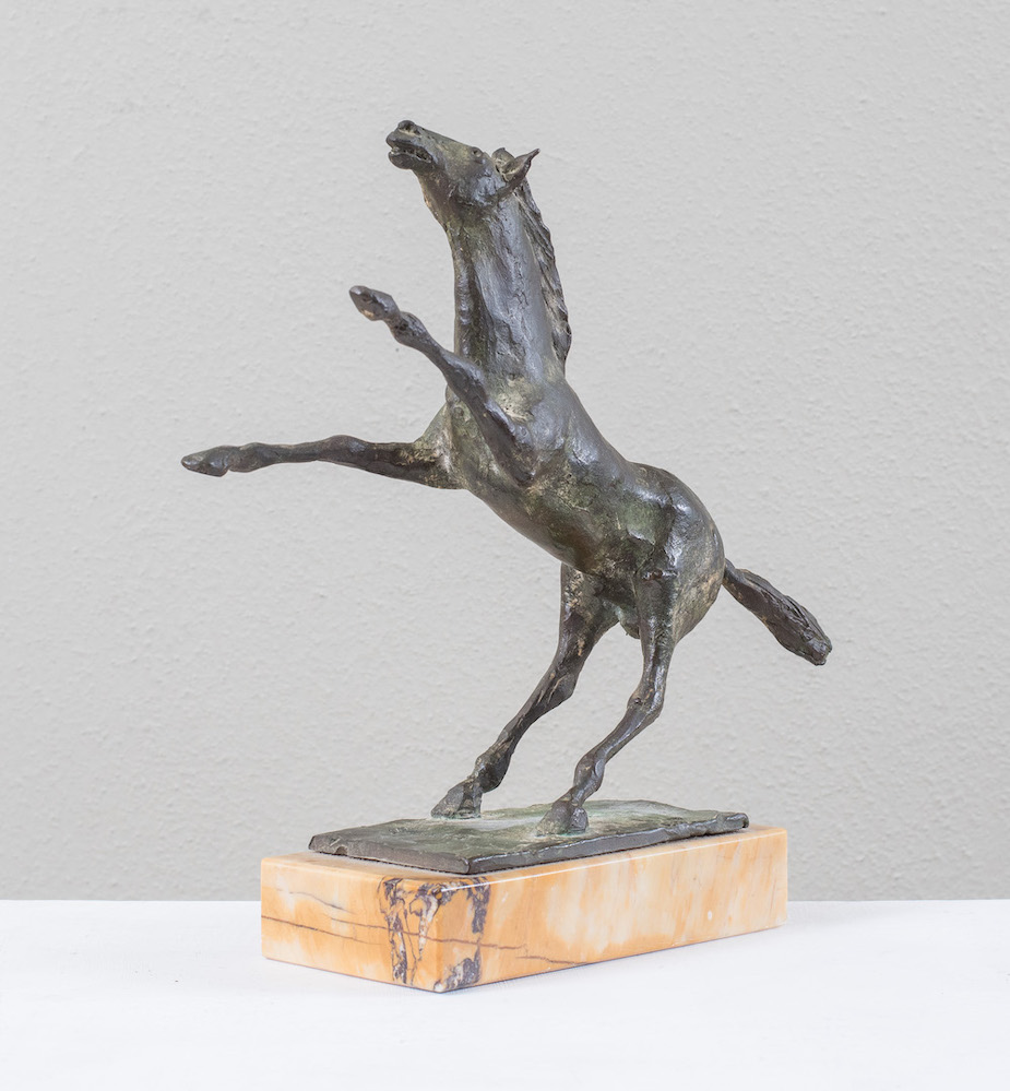 R. MARTELLI. “Cavallo”. Scultura in bronzo su base marmorea. Opera firmata alla base R. Martelli. - Image 2 of 3