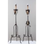 Coppia di candelabri in ferro forgiato e sbalzato. XVII secolo. Cm 124x24x24