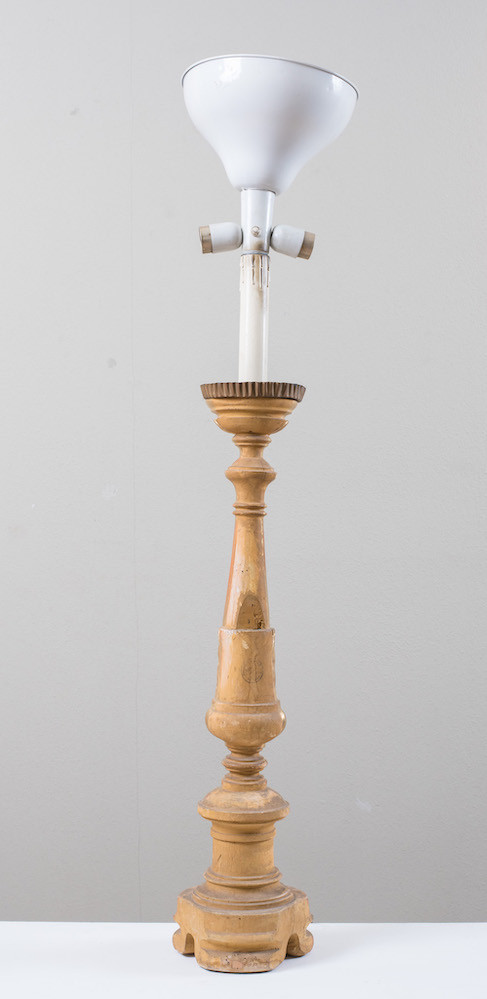 Candelabro in legno intagliato e dorato con lampada. XIX secolo. Candelabro: cm 80x19x17. - Image 2 of 2