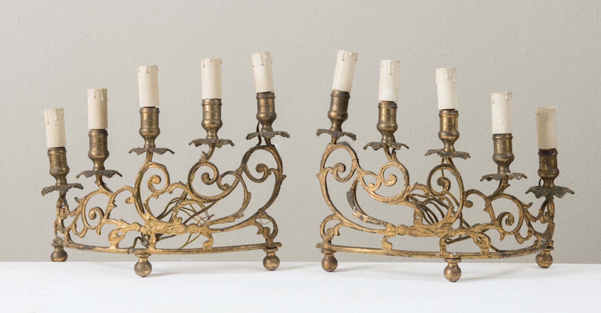 Coppia di candelabri in bronzo dorato. Fine XIX secolo. Cadauno di cm 29,5x32x10. 