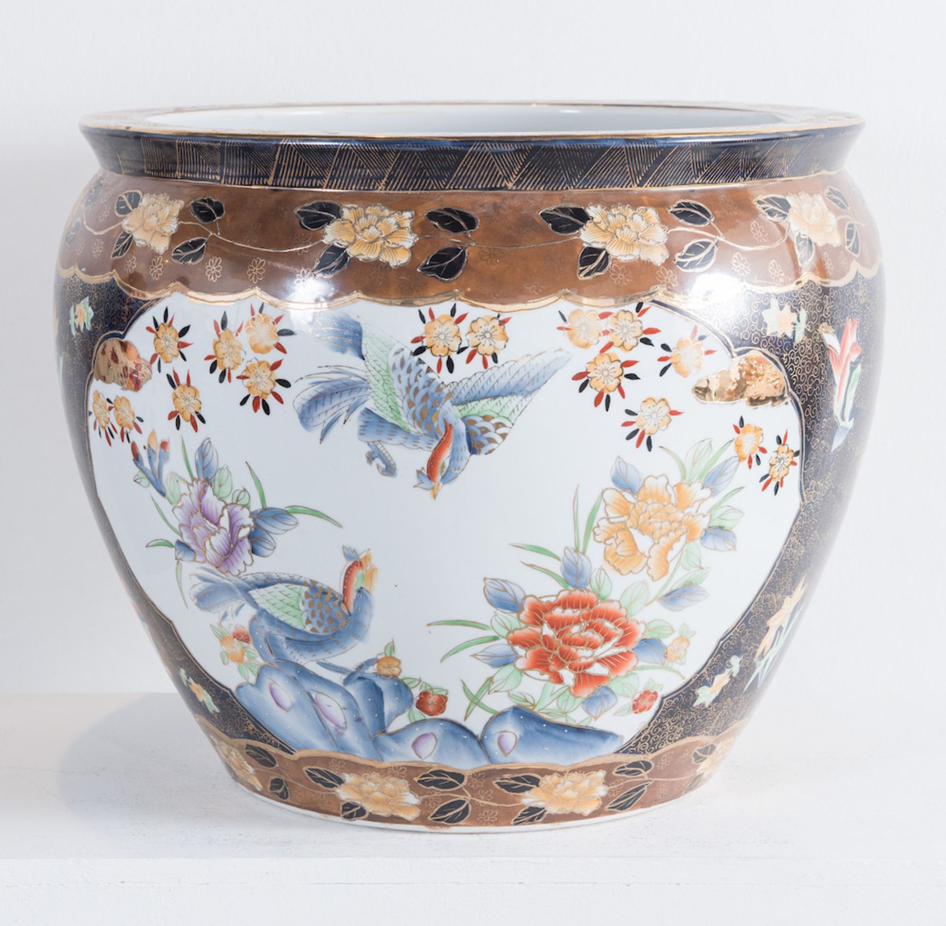 Grande cachepot in porcellana. Cina, XX secolo. Reca scene di fiori e uccelli. H. cm 44,5; diametro: