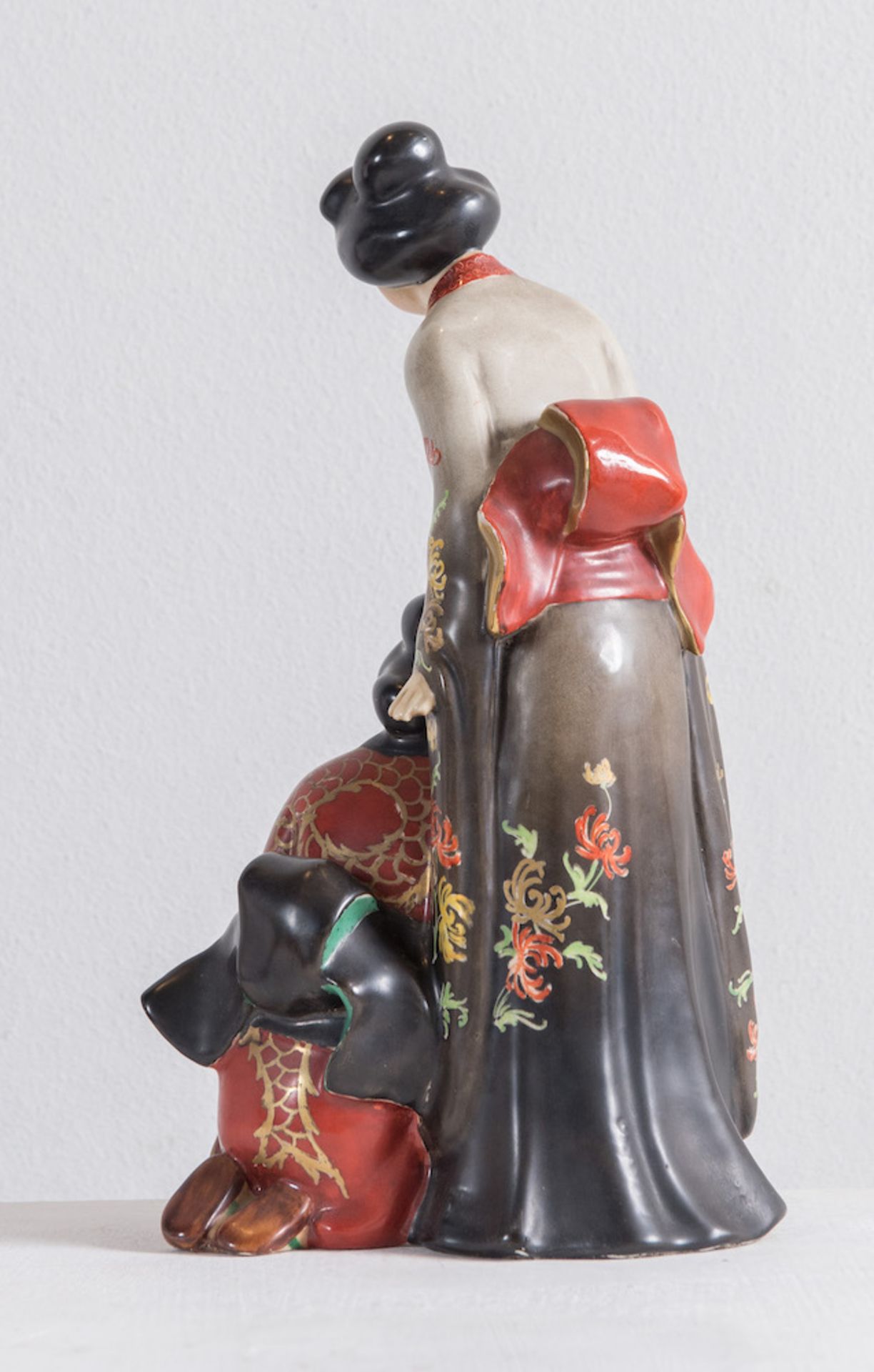 GUIDO CACCIAPUOTI, XX secolo. "Geishe". Scultura in ceramica smaltata. Cm 30x16x13,5. Sotto la base  - Bild 3 aus 4