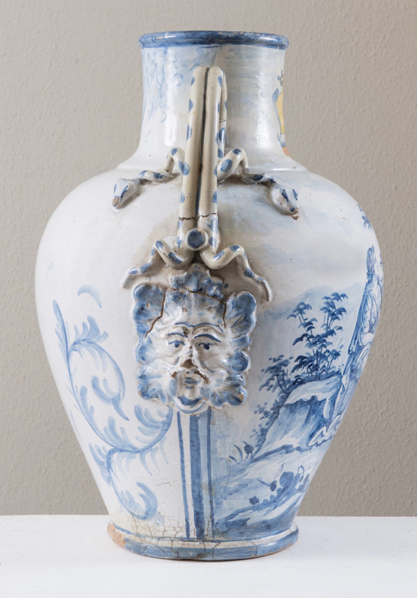 Vaso in maiolica policroma. Savona, XVIII secolo. Cm 46x37x33. (Difetti restauri e rotture) - Bild 2 aus 3