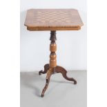 Tavolino di Rolo con scacchiera. Inizi del XX secolo. Lastricato in noce e acero. Cm 74x51x51.