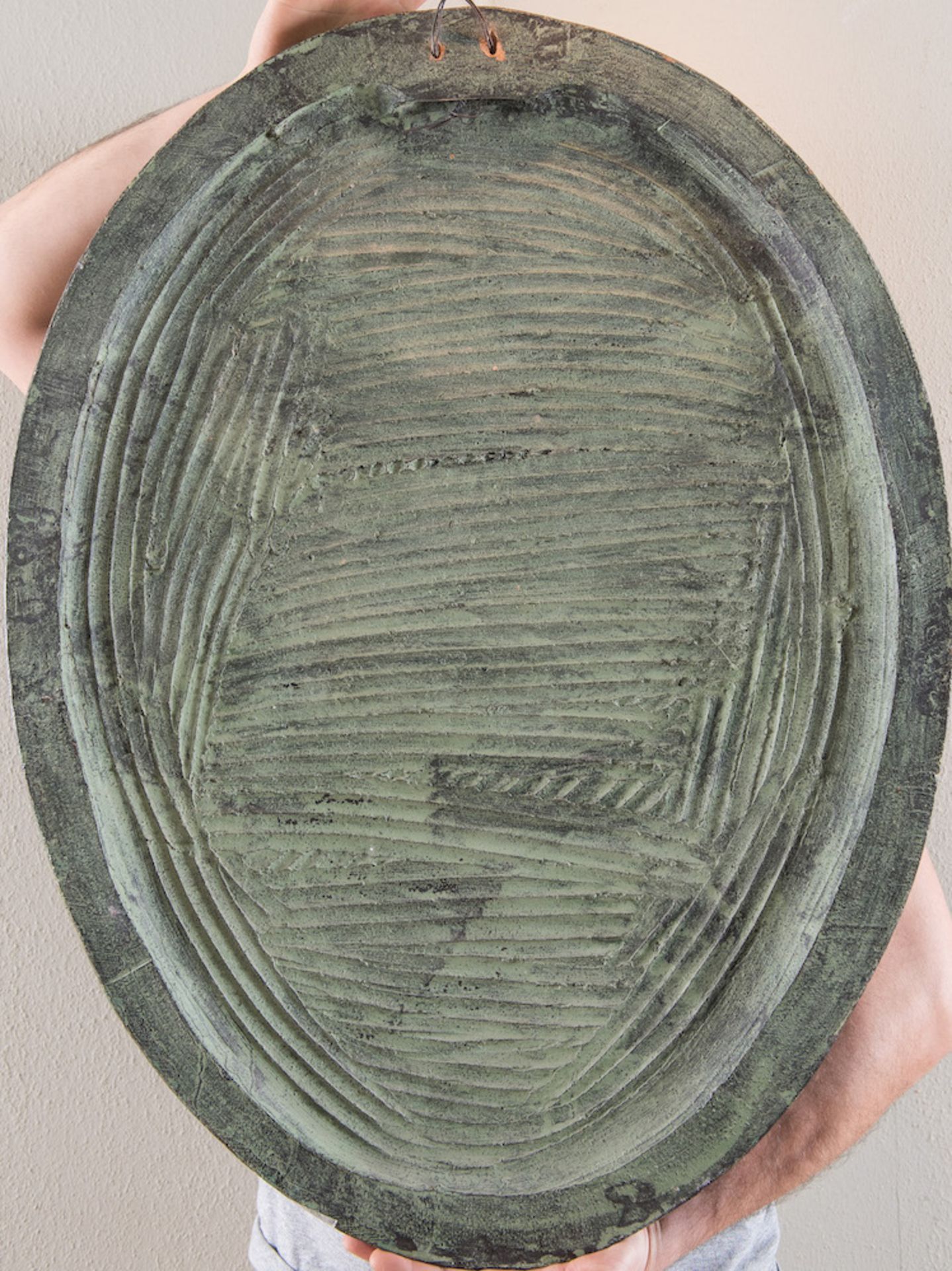 Scudo in terracotta patinata bronzo. Italia, XX secolo. Reca scena centrale raffigurante la cacciata - Bild 3 aus 3